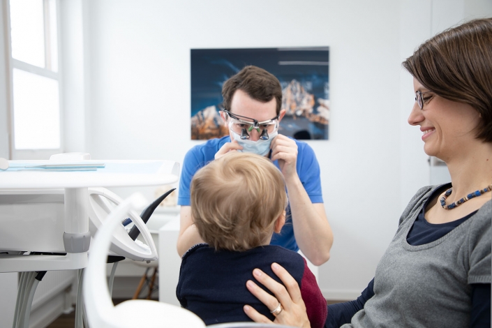 Franz Eschlberger, Zahnarzt in Augsburg behandelt ein Kind