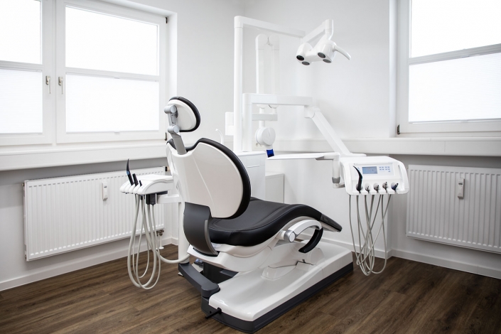 Praxisraum mit Behandlungsstuhl beim Zahnarzt Augsburg Franz Eschlberger
