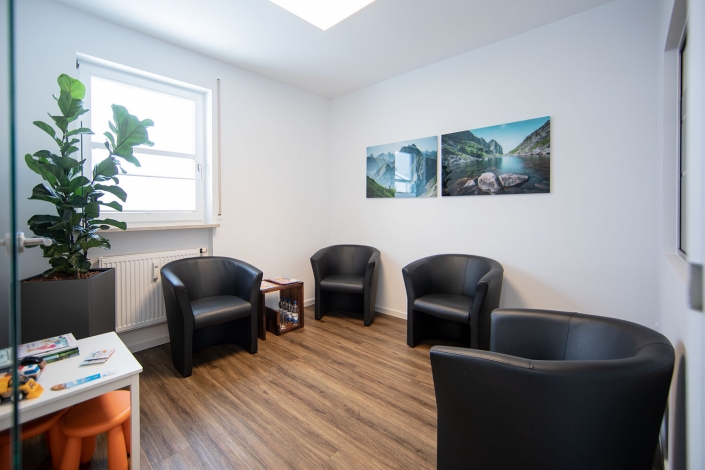 gemütliches Wartezimmer der Zahnarztpraxis Eschlberger in Augsburg