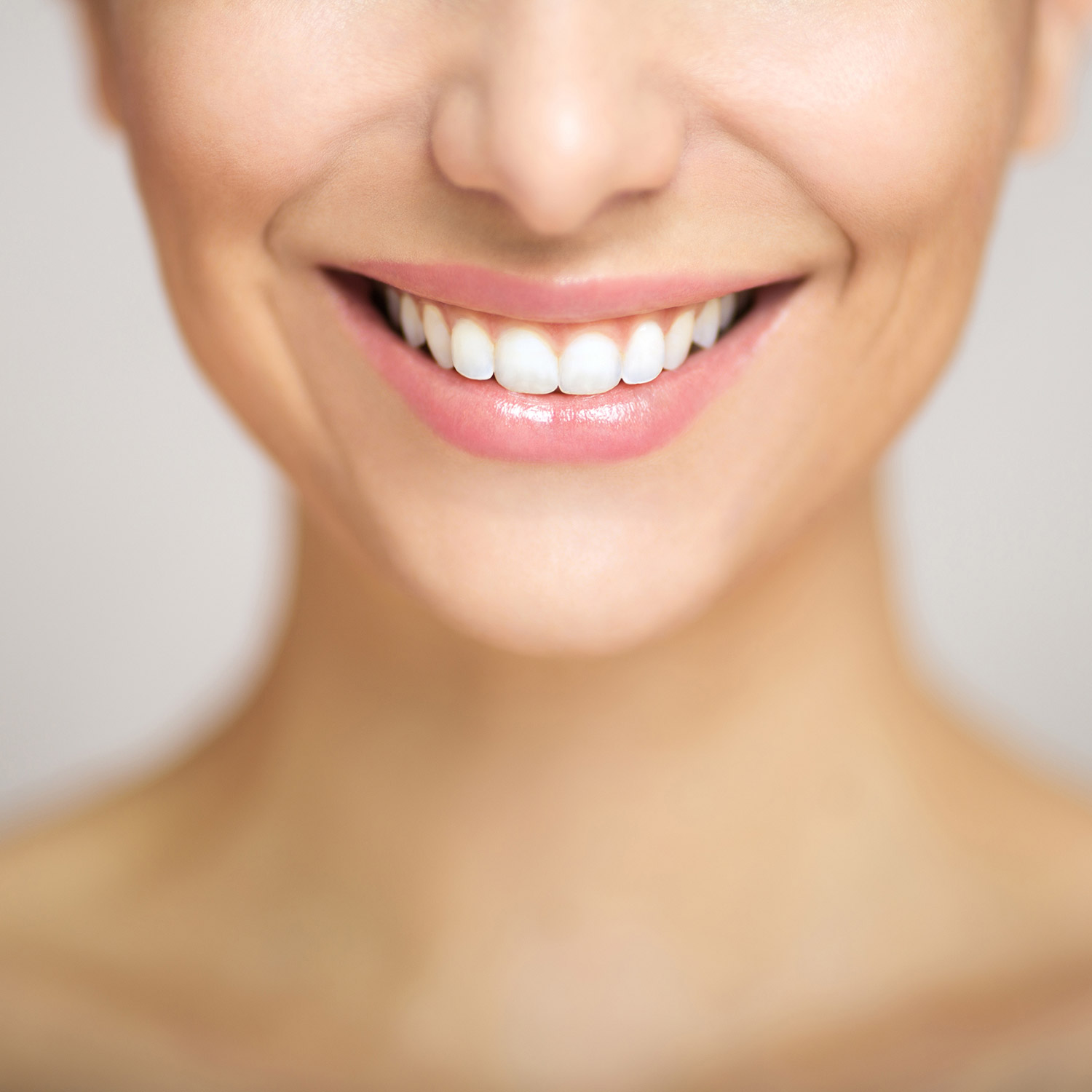 Schöne Zähne einer Patientin der Praxis für Zahnmedizin Eschlberger in Augsburg